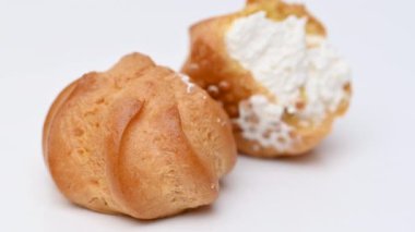 beyaz arkaplanda yuvarlak eklerName