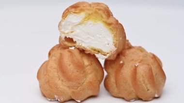 beyaz arkaplanda yuvarlak eklerName