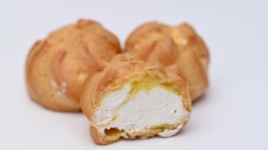 beyaz arkaplanda yuvarlak eklerName