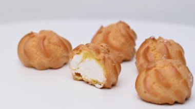 beyaz arkaplanda yuvarlak eklerName