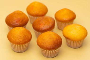 Ahududu reçelli küçük kekler.