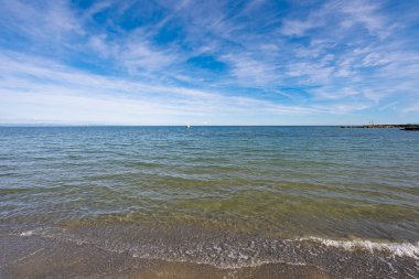 güneşli bir günde güzel deniz manzarası