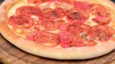 İtalyan pizza domates ile
