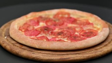 İtalyan pizza domates ile