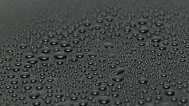 Siyah arkaplanda su damlacıkları