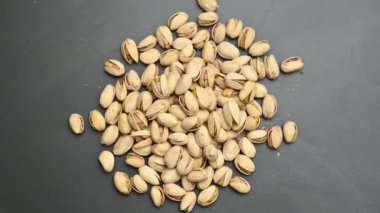 Siyah arka planda fıstık ve fıstık.