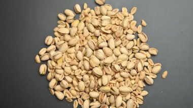 Siyah arka planda fıstık ve fıstık.