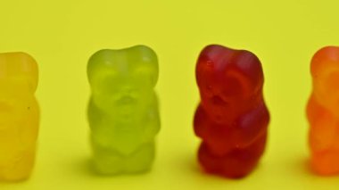 Sarı arka planda jöle şekerler