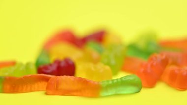 Sarı arka planda jöle şekerler