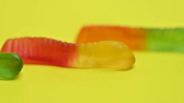 Sarı arka planda jöle şekerler