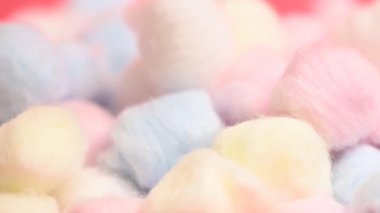 Kırmızı arkaplanda pamuk topları yakın plan