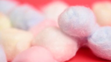 Kırmızı arkaplanda pamuk topları yakın plan