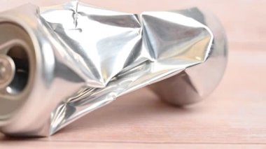 Alüminyum teneke kutu kapanıyor.