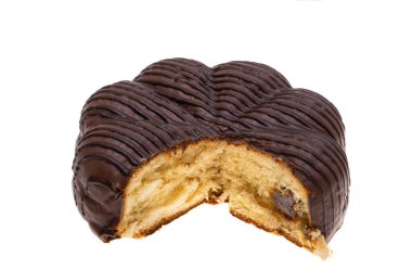 Beyaz arka plan üzerinde izole çikolatalı doğum günü pastası