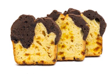 beyaz arka planda izole edilmiş turunçgil meyveli kek