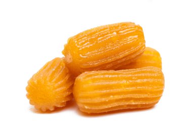 Beyaz arkaplanda Tulumba doğulu tatlı