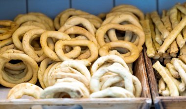 Bir pastanedeki fırın ürünleri satılık.