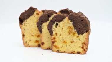 beyaz arka planda izole edilmiş turunçgil meyveli kek