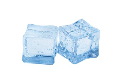 Beyaz arkaplanda izole buz küpleri