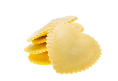 İtalyan mantısı beyaz arka planda izole edilmiş.