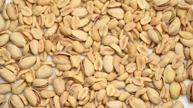 Beyaz arka planda fıstık ve fıstık.