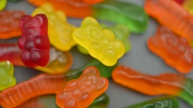 Renkli jelibon solucanları yaklaşıyor.