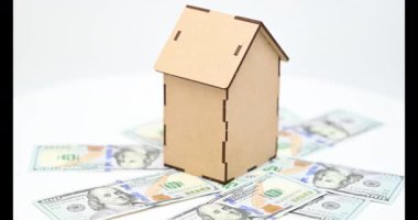 Beyaz arka planda dolarları olan ev