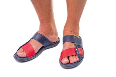 Beyaz arka planda yaz ayakkabılı bir adam.