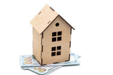 Beyaz arka planda dolarları olan ev