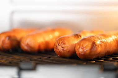 Fırında ızgara sosis var. Yakın plan.