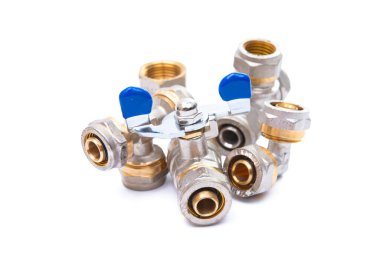 beyaz arkaplanda izole edilmiş su bağlantısı muslukları