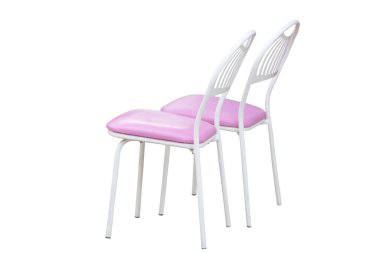 Beyaz arkaplanda izole edilmiş pembe sandalyeler