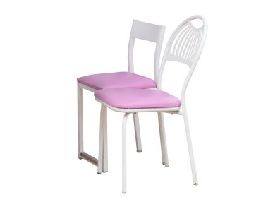 Beyaz arkaplanda izole edilmiş pembe sandalyeler