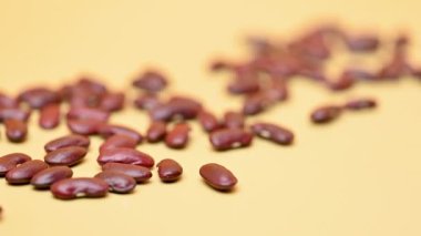 Sarı arkaplanda kuru fasulye.