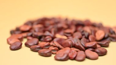 Sarı arkaplanda kuru fasulye.