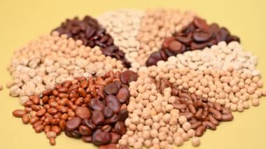 Sarı arkaplanda kuru fasulye karışımı