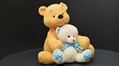 Siyah arka planda oyuncak ayı