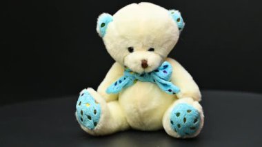 Siyah arka planda oyuncak ayı