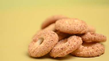 Sarı arkaplanda çerezler