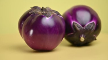 Sarı arka planda patlıcan.