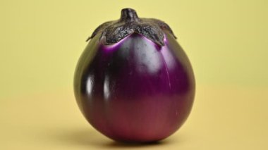 Sarı arka planda patlıcan.