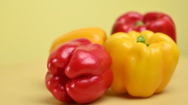 Sarı arka planda dolmalık biber