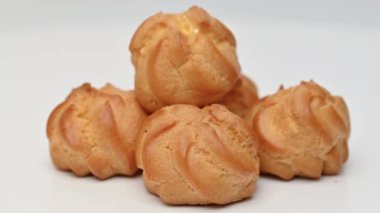 beyaz arkaplanda yuvarlak eklerName