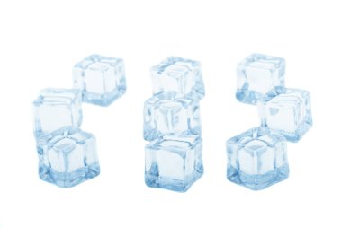 Beyaz arkaplanda izole buz küpleri