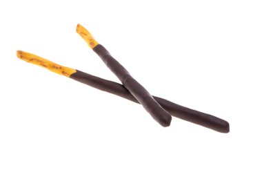 Beyaz arka planda izole edilmiş çikolatada bisküvi çubukları