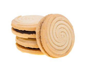 Beyaz arka planda çikolata kremalı duble kurabiye.