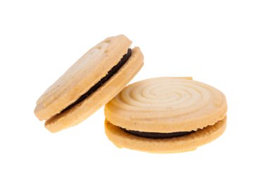 Beyaz arka planda çikolata kremalı duble kurabiye.