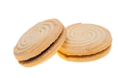 Beyaz arka planda çikolata kremalı duble kurabiye.