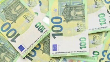 Arka planda dönen 100 avroluk banknotların videosu