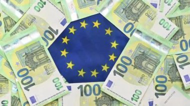 Arka planda dönen 100 avroluk banknotların videosu